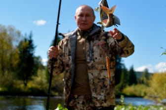 Auch in diesem Jahr wieder unter den Motiven aus Putins Sommerurlaub: Russlands Präsident mit Fisch an der Angel.