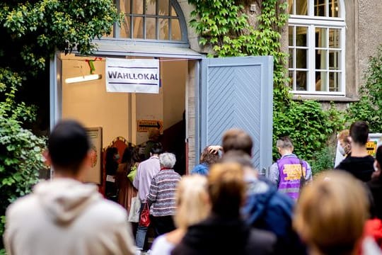 In einigen Berliner Wahllokalen kam es zu langen Warteschlangen.