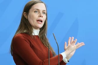 Katrín Jakobsdóttir, Premierministerin von Island, auf einer Pressekonferenz.
