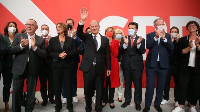 Olaf Scholz (M) hat auf der Wahlparty im Willy-Brandt-Haus Grund zur Freude. Olaf Scholz (M) hat auf der Wahlparty im Willy-Brandt-Haus Grund zur Freude.