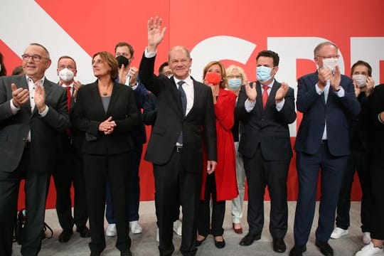 Olaf Scholz (M) hat auf der Wahlparty im Willy-Brandt-Haus Grund zur Freude.