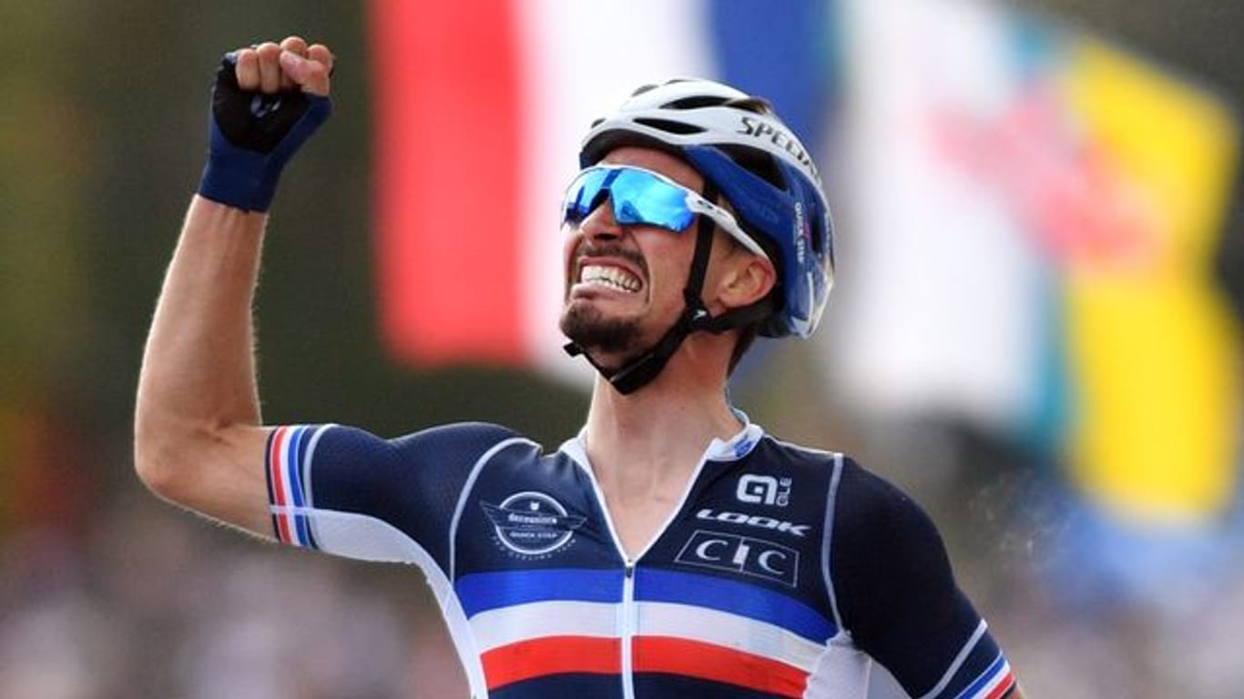 Der Franzose Julian Alaphilippe jubelt über den erneuten Triumph bei der Straßenrad-WM.