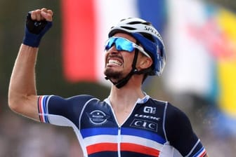 Der Franzose Julian Alaphilippe jubelt über den erneuten Triumph bei der Straßenrad-WM.