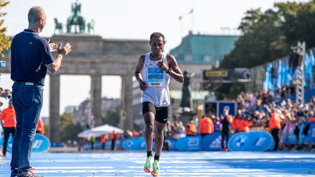 Der Äthiopier Kenenisa Bekele überquert beim Berlin Marathon nach 2:06:47 Stunden als Dritter die Ziellinie.