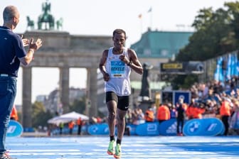 Der Äthiopier Kenenisa Bekele überquert beim Berlin Marathon nach 2:06:47 Stunden als Dritter die Ziellinie.