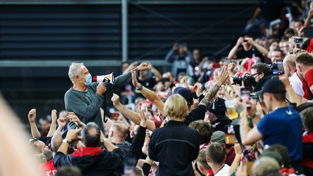 Freiburgs Trainer Christian Streich verabschiedet sich nach dem 3:0-Erfolg gemeinsam mit den Fans vom altehrwürdigen Dreisamstadion.