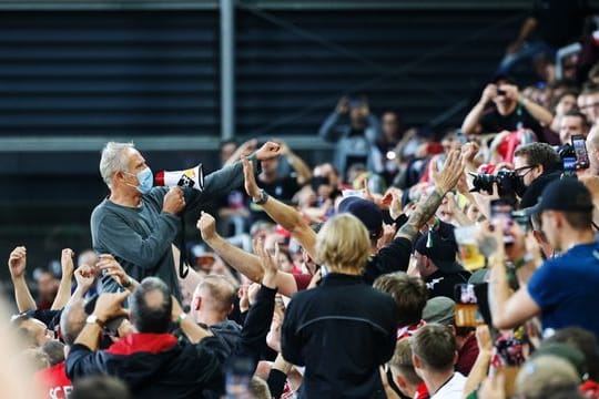 Freiburgs Trainer Christian Streich verabschiedet sich nach dem 3:0-Erfolg gemeinsam mit den Fans vom altehrwürdigen Dreisamstadion.