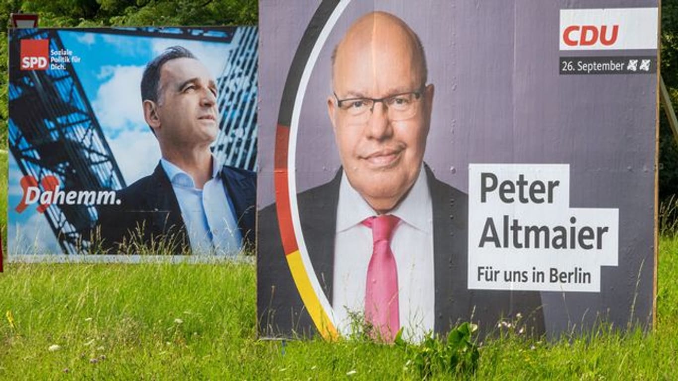 Außenminister Heiko Maas (SPD, l) hat das Duell gegen Wirtschaftsminister Peter Altmaier (CDU) um das Direktmandat im Wahlkreis Saarlouis gewonnen.