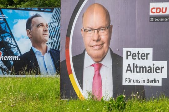 Außenminister Heiko Maas (SPD, l) hat das Duell gegen Wirtschaftsminister Peter Altmaier (CDU) um das Direktmandat im Wahlkreis Saarlouis gewonnen.