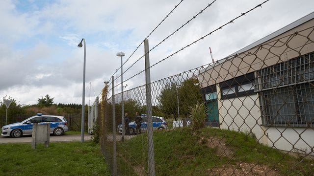 Polizisten sichern das Gelände eines ehemaligen Bundeswehr-Bunkers, in dem illegale Geschäfte im Darknet gemacht wurden. Polizisten sichern das Gelände eines ehemaligen Bundeswehr-Bunkers, in dem illegale Geschäfte im Darknet gemacht wurden.