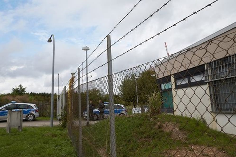 Polizisten sichern das Gelände eines ehemaligen Bundeswehr-Bunkers, in dem illegale Geschäfte im Darknet gemacht wurden.