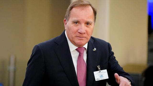 Schwedens Ministerpräsident Stefan Löfven gratuliert Olaf Scholz zum Wahlausgang.