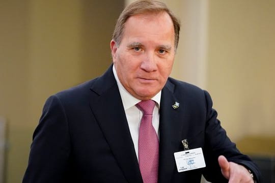 Schwedens Ministerpräsident Stefan Löfven gratuliert Olaf Scholz zum Wahlausgang.