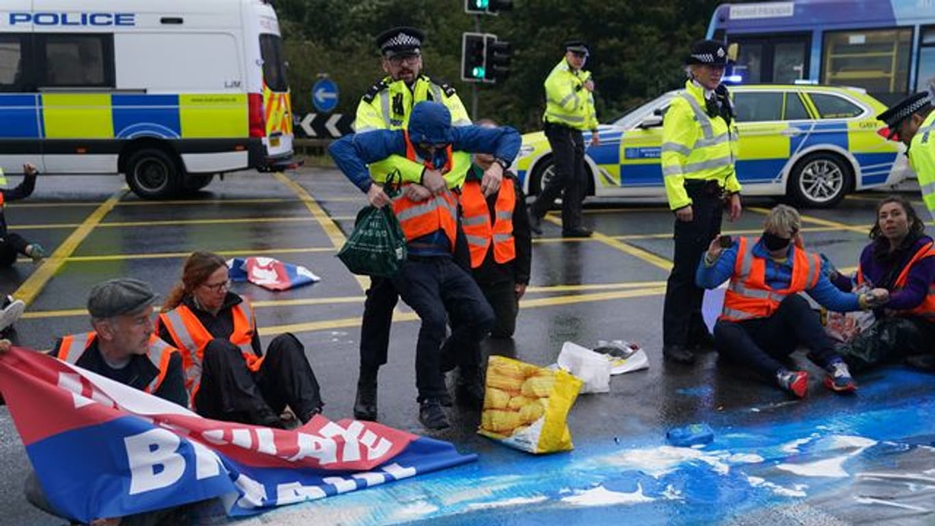 30 bis 40 Klimaaktivisten blockierten zum sechsten Mal innerhalb weniger Wochen einen Teil der Londoner Ringautobahn M25.