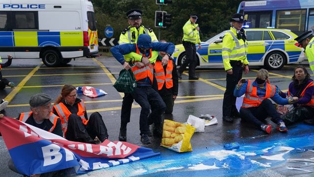 30 bis 40 Klimaaktivisten blockierten zum sechsten Mal innerhalb weniger Wochen einen Teil der Londoner Ringautobahn M25. 30 bis 40 Klimaaktivisten blockierten zum sechsten Mal innerhalb weniger Wochen einen Teil der Londoner Ringautobahn M25.
