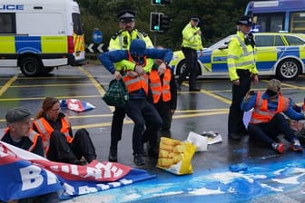 30 bis 40 Klimaaktivisten blockierten zum sechsten Mal innerhalb weniger Wochen einen Teil der Londoner Ringautobahn M25.