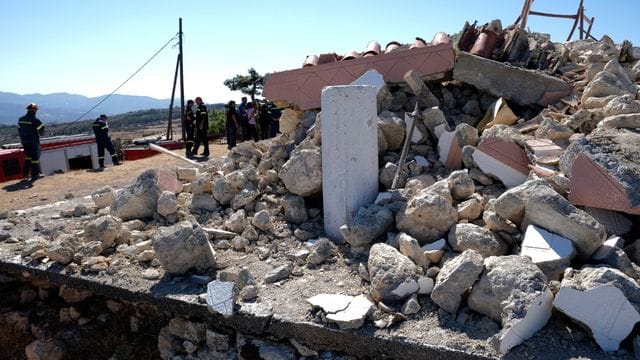 Feuerwehrleute stehen neben einer zerstörten Kirche im Süden der Insel Kreta. Feuerwehrleute stehen neben einer zerstörten Kirche im Süden der Insel Kreta.