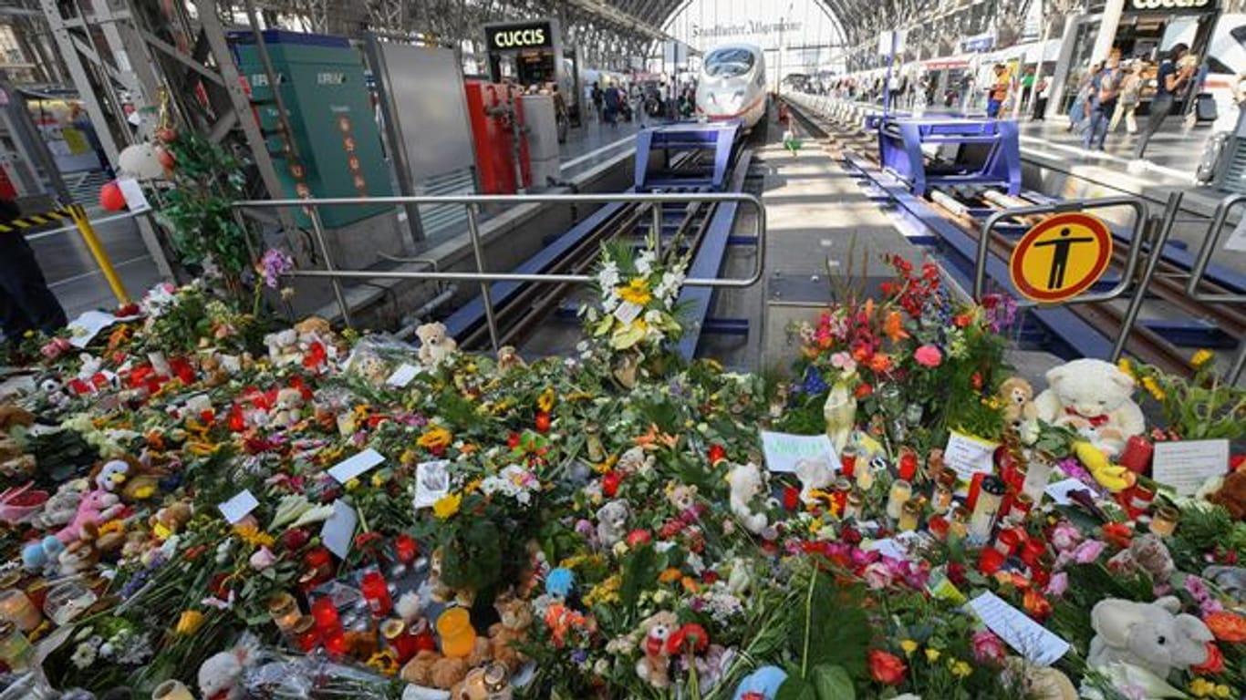 Erinnerung an den getöteten Jungen im Frankfurter Hauptbahnhof.