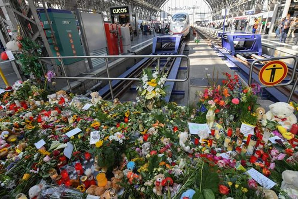 Erinnerung an den getöteten Jungen im Frankfurter Hauptbahnhof.