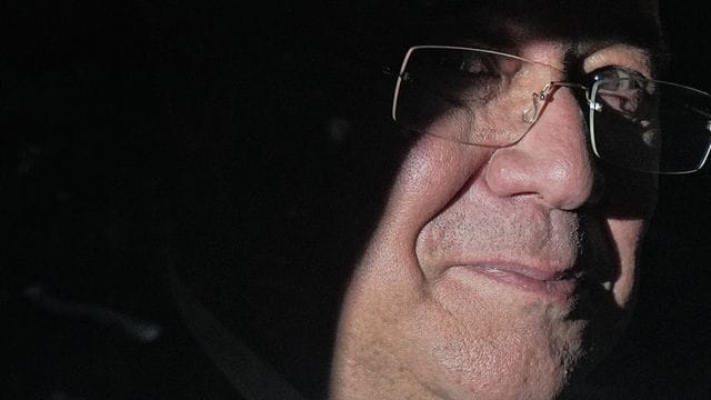 CDU-Bundesvorsitzender Armin Laschet hat seinen Wahlzettel sichtbar ausgefüllt. CDU-Bundesvorsitzender Armin Laschet hat seinen Wahlzettel sichtbar ausgefüllt.