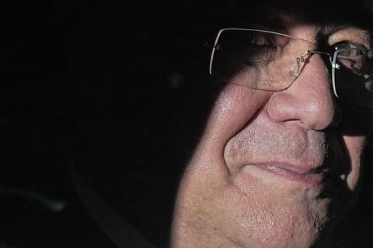 CDU-Bundesvorsitzender Armin Laschet hat seinen Wahlzettel sichtbar ausgefüllt.