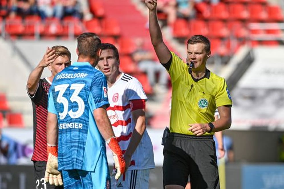 Fortuna Düsseldorfs Torwart Florian Kastenmeier sah in der Partie beim FC Ingolstadt die Rote Karte.