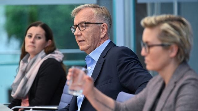 Die Linken-Spitzenkandidaten Janine Wissler (l-r) und Dietmar Bartsch müssen zusammen mit der Co-Parteivorsitzenden Susanne Hennig-Wellsow das schlechte Abschneiden der Linken aufarbeiten.