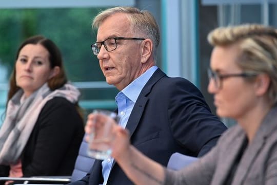 Die Linken-Spitzenkandidaten Janine Wissler (l-r) und Dietmar Bartsch müssen zusammen mit der Co-Parteivorsitzenden Susanne Hennig-Wellsow das schlechte Abschneiden der Linken aufarbeiten.
