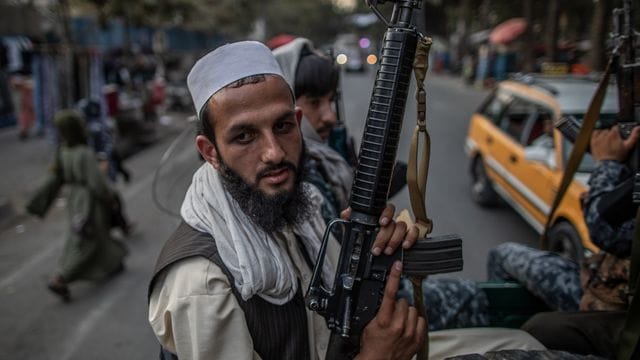 Junge Taliban-Kämpfer auf einem Pick-Up in den Straßen von Kabul.