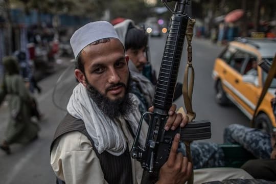 Junge Taliban-Kämpfer auf einem Pick-Up in den Straßen von Kabul.