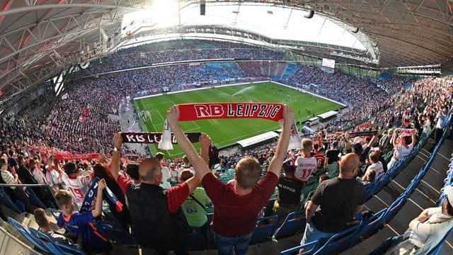 RB Leipzig darf die Red Bull Arena zu mehr als 50 Prozent füllen. RB Leipzig darf die Red Bull Arena zu mehr als 50 Prozent füllen.