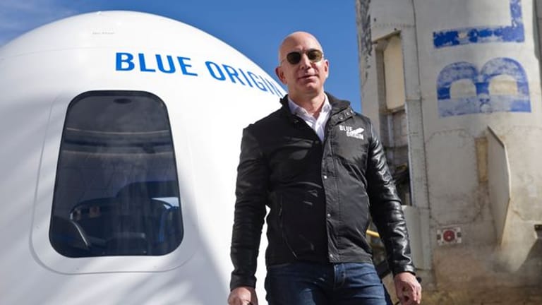 Der Milliardär Jeff Bezos steht vor einer Weltraumkapsel auf dem Space Symposium in Colorado Springs.