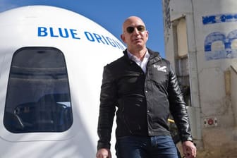Der Milliardär Jeff Bezos steht vor einer Weltraumkapsel auf dem Space Symposium in Colorado Springs.