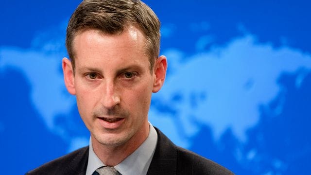 Ned Price, Sprecher des Außenministeriums der USA, spricht während eines Pressebriefings im Außenministerium.