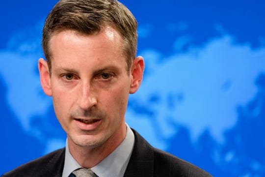 Ned Price, Sprecher des Außenministeriums der USA, spricht während eines Pressebriefings im Außenministerium.
