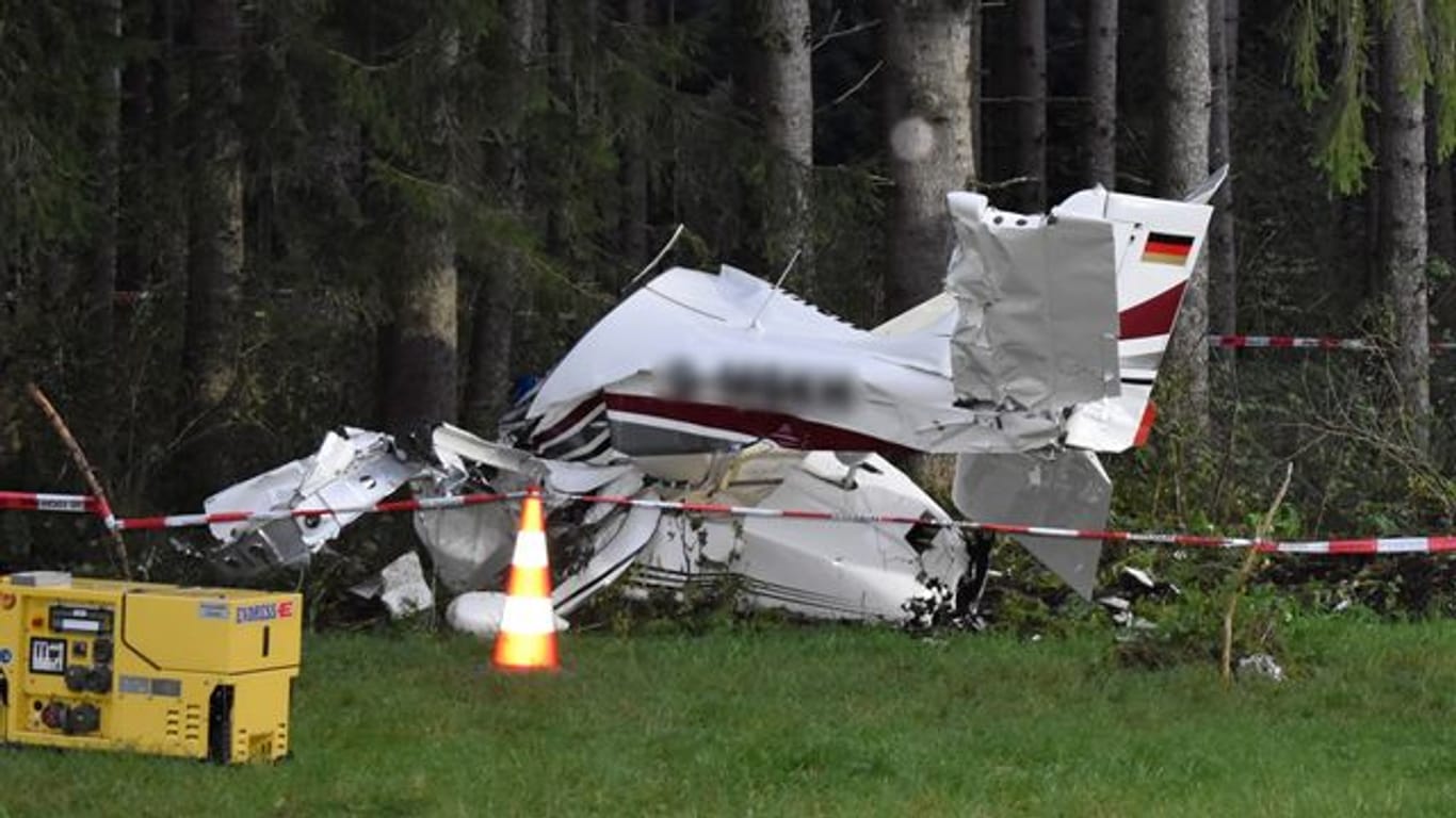 Die Unfallstelle, an der das abgestürzte Flugzeug an einem Waldrand liegt, ist abgesperrt.