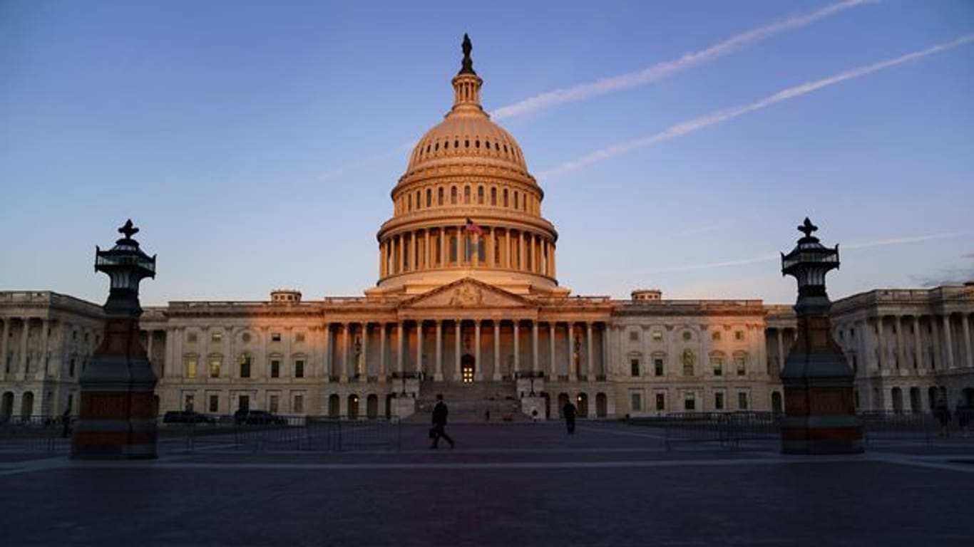Die Sonne scheint bei Morgendämmerung auf das Kapitol in Washington.