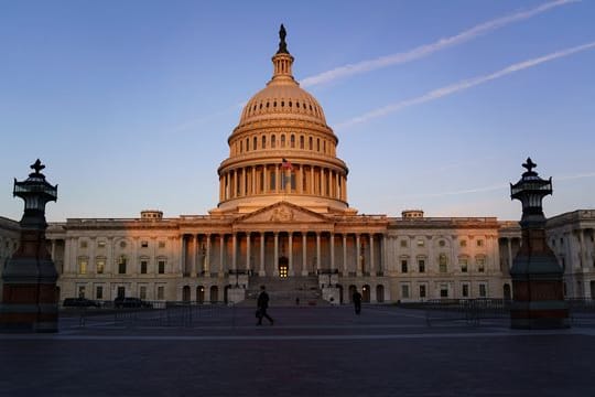 Die Sonne scheint bei Morgendämmerung auf das Kapitol in Washington.