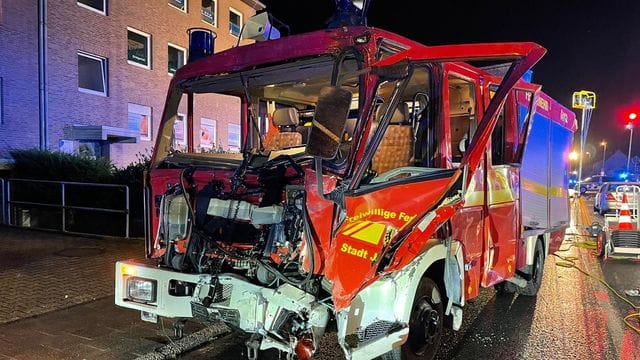 Das Löschfahrzeug der Feuerwehr wurde bei der Kollision schwer beschädigt.