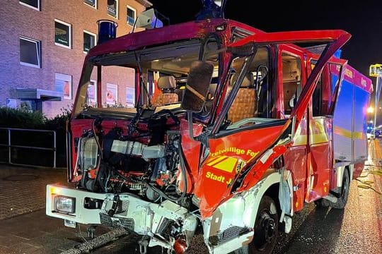 Das Löschfahrzeug der Feuerwehr wurde bei der Kollision schwer beschädigt.