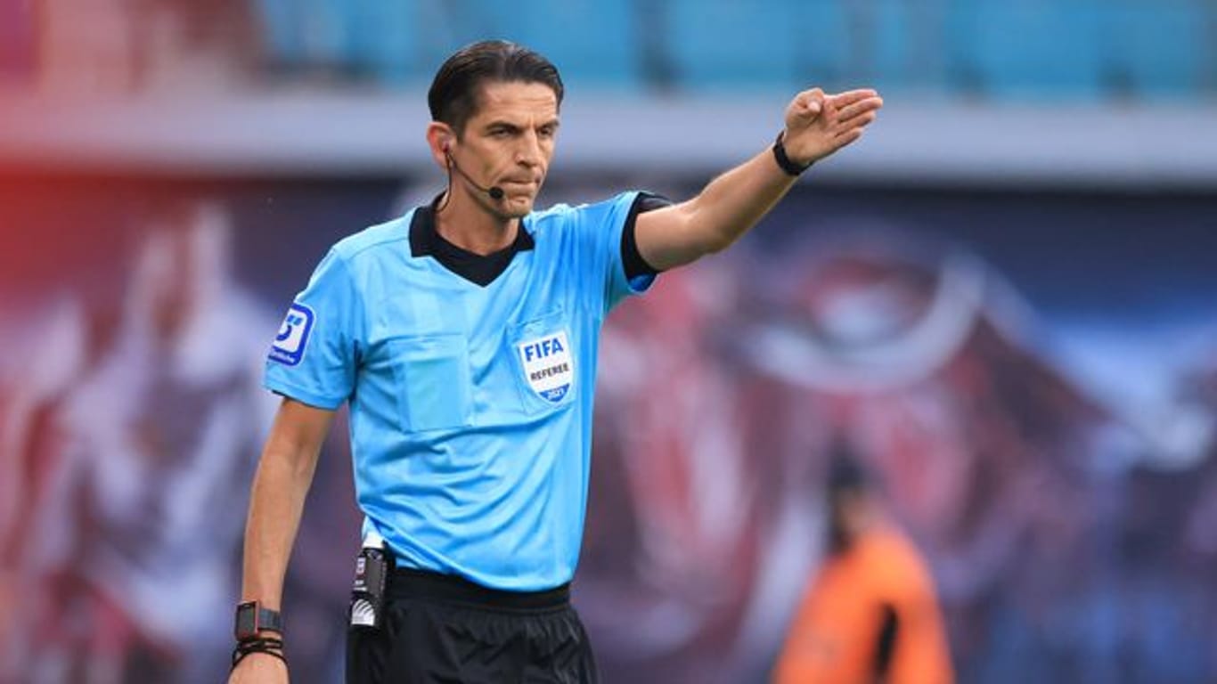Schiedsrichter Deniz Aytekin hatte den Platzverweis von Mahmoud Dahoud damit begründet, "ein Zeichen" setzen zu wollen.
