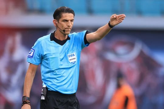 Schiedsrichter Deniz Aytekin hatte den Platzverweis von Mahmoud Dahoud damit begründet, "ein Zeichen" setzen zu wollen.