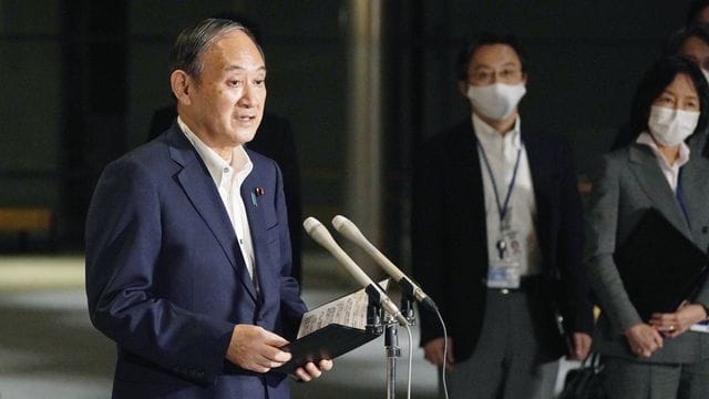 Japans Ministerpräsident Yoshihide Suga verkündet das Ende des Corona-Notstands in Japan. Japans Ministerpräsident Yoshihide Suga verkündet das Ende des Corona-Notstands in Japan.