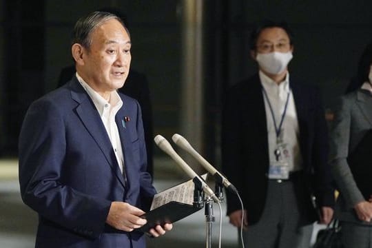 Japans Ministerpräsident Yoshihide Suga verkündet das Ende des Corona-Notstands in Japan.