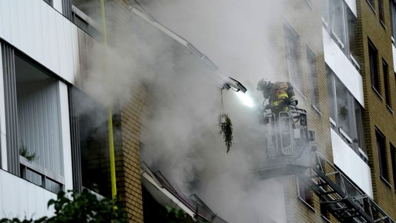 Ein Feuerwehrmann ist nach der Explosion im Einsatz.