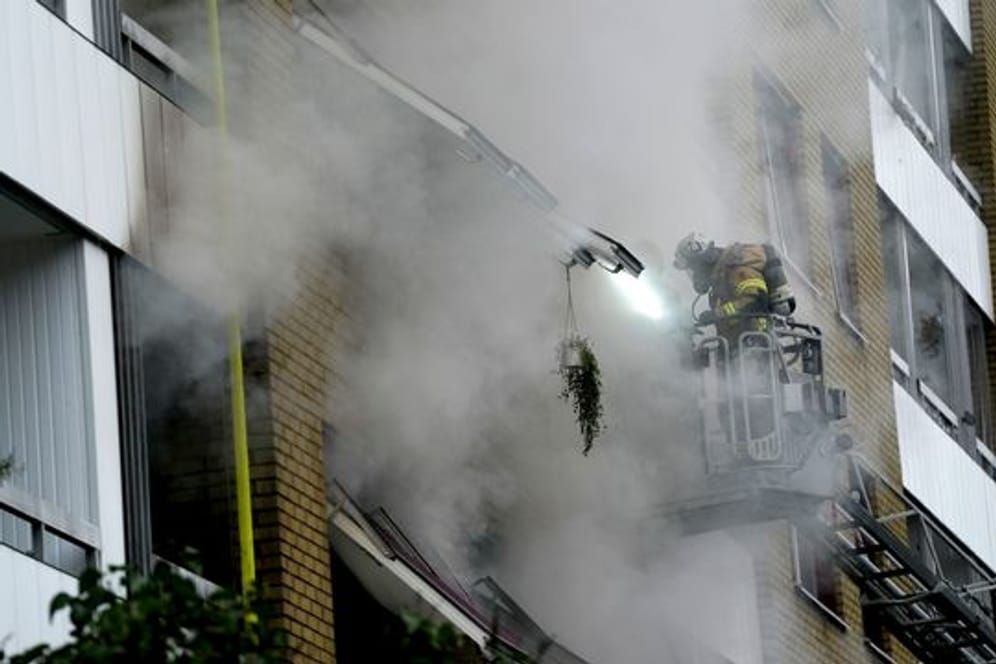 Ein Feuerwehrmann ist nach der Explosion im Einsatz.