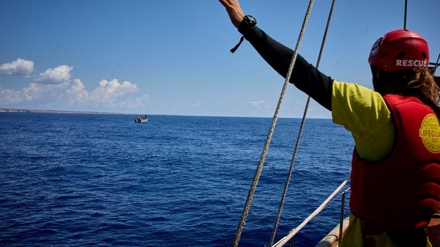 Ein Mitglied der NGO "Open Arms", die immer wieder Menschen aus dem Mittelmeer rettet, gestikuliert an Bord des Schiffes "Astral".