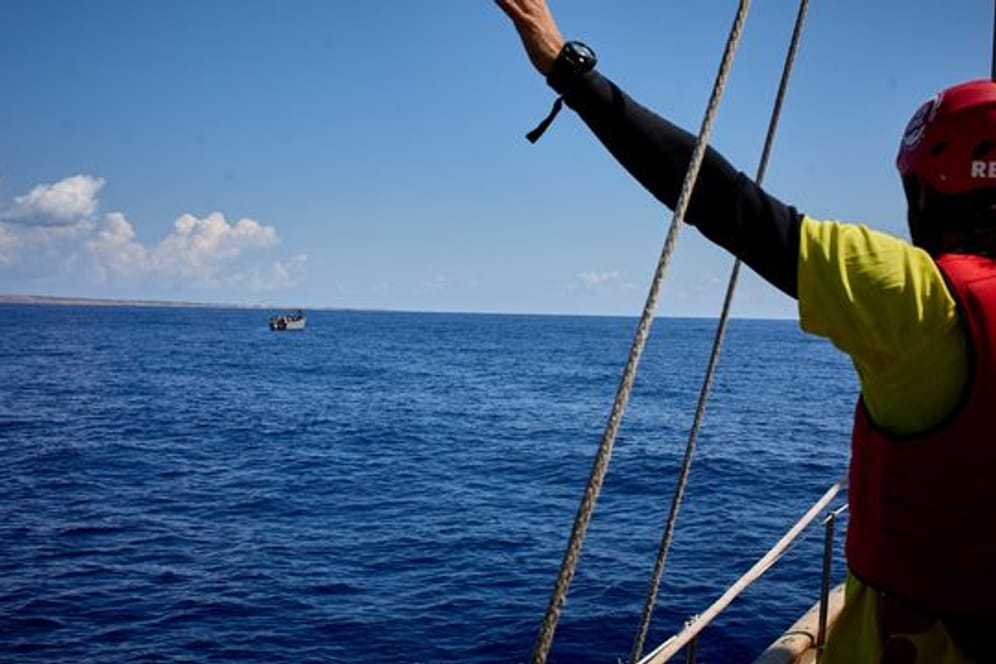 Ein Mitglied der NGO "Open Arms", die immer wieder Menschen aus dem Mittelmeer rettet, gestikuliert an Bord des Schiffes "Astral".