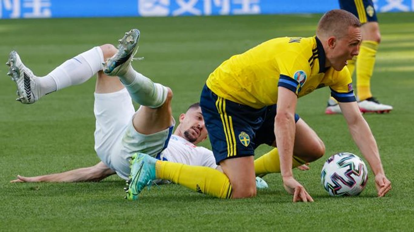 Ludwig Augustinsson (r) lobt den VfL Wolfsburg.