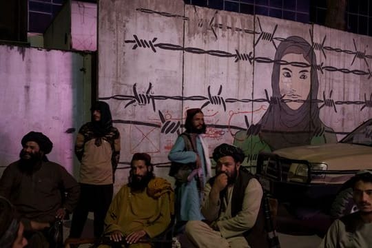 Die Taliban akzeptieren nur Gesetze, die der Scharia entsprechen.